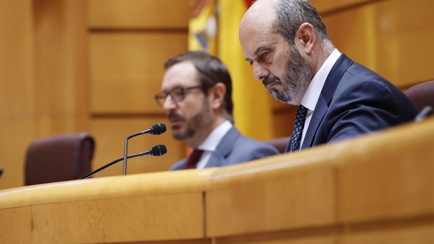 El presidente del Senado Pedro Rollán (d) preside el pleno celebrado en el Senado, este miércoles. EFE