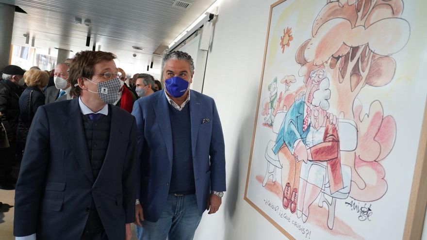 Un momento de la visita de Almeida al centro de mayores Antonio Mingote