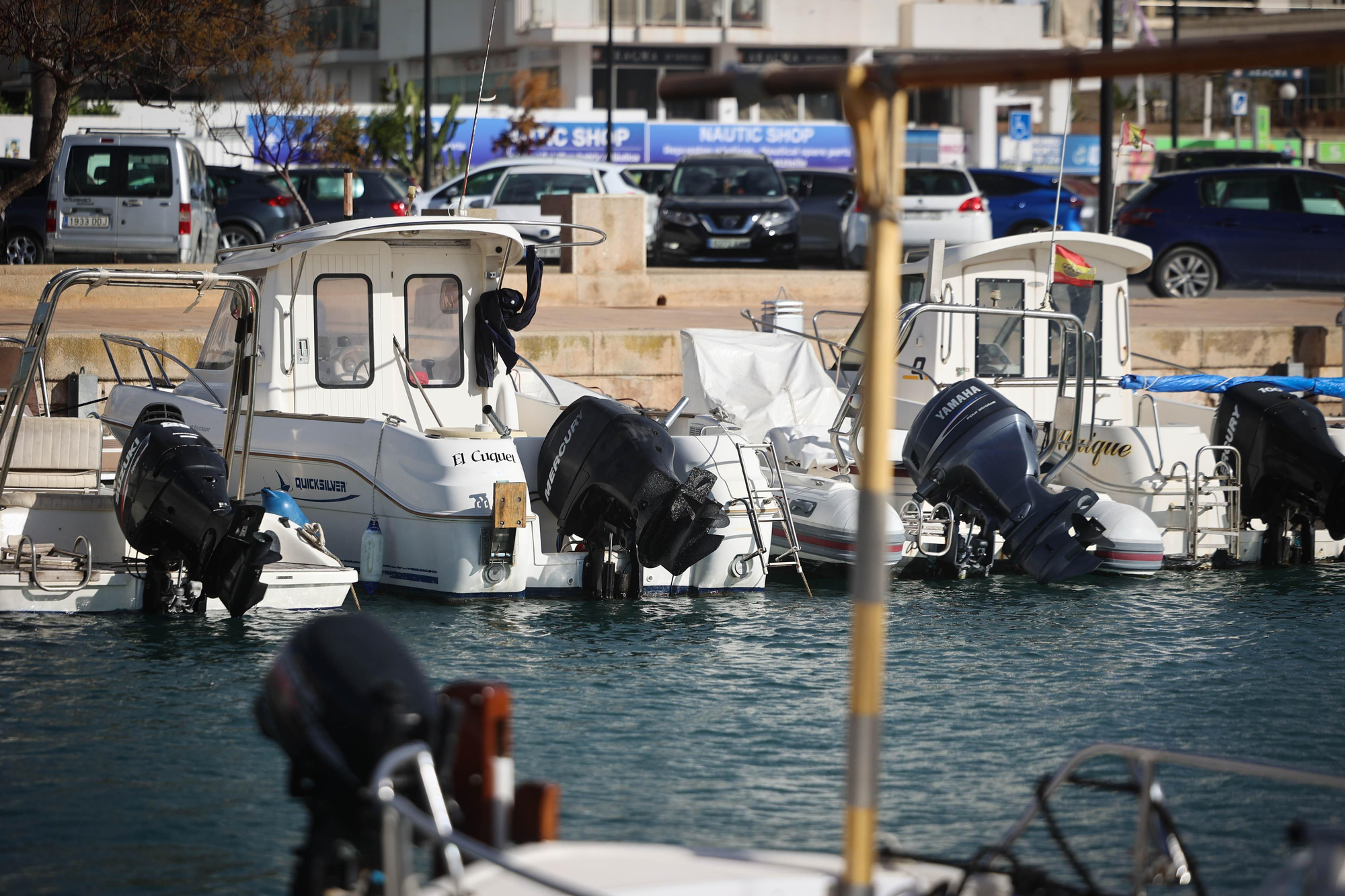 Lanchas de motor amarradas en el puerto de Sant Antoni (Eivissa)