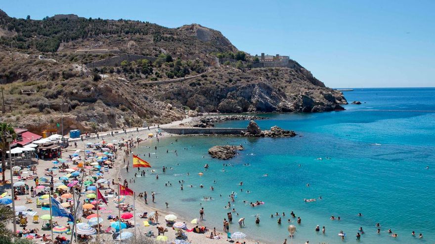La playa privilegiada de la costa de Cartagena, con aguas turquesas rodeadas de acantilados de roca