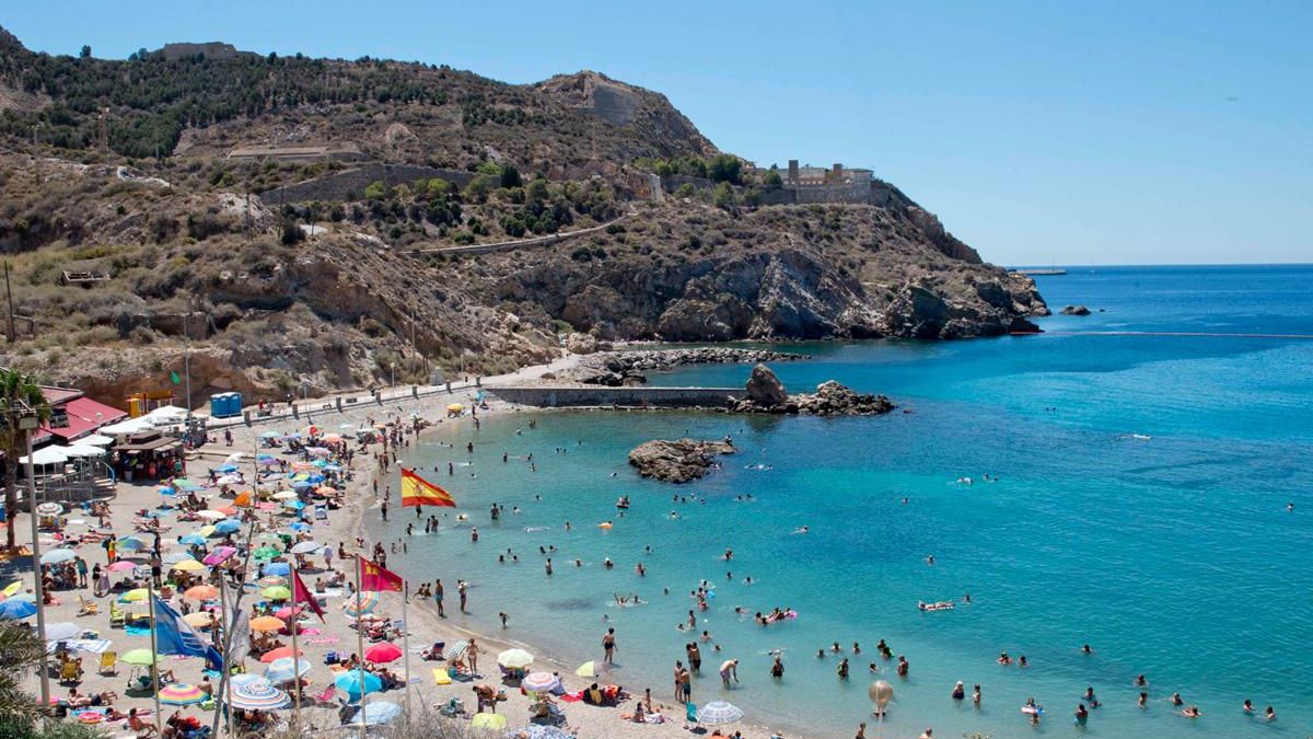 La playa privilegiada de la costa de Cartagena, con aguas turquesas rodeadas de acantilados de roca