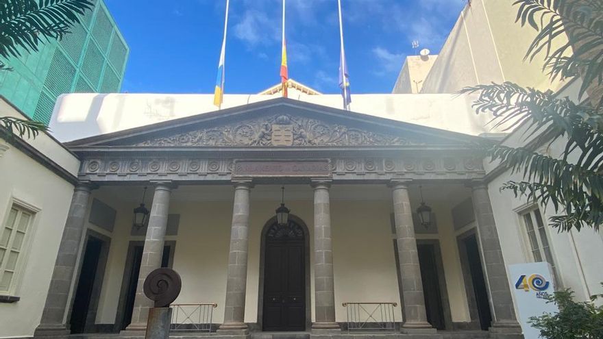 Banderas a media asta en el Parlamento de Canarias por el naufragio del Villa de Pitanxo