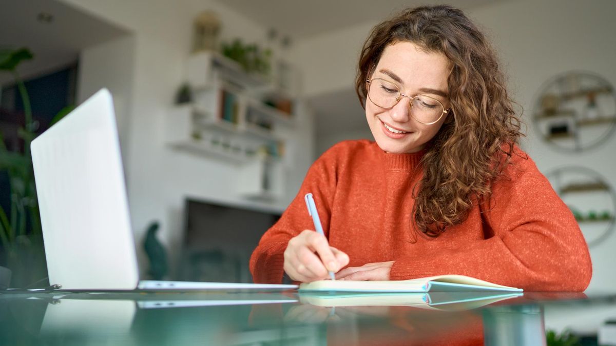 Una joven estudia 'online'