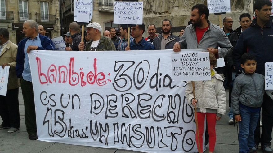 Protesta de los afectados en la plaza Virgen Blanca, Vitoria.