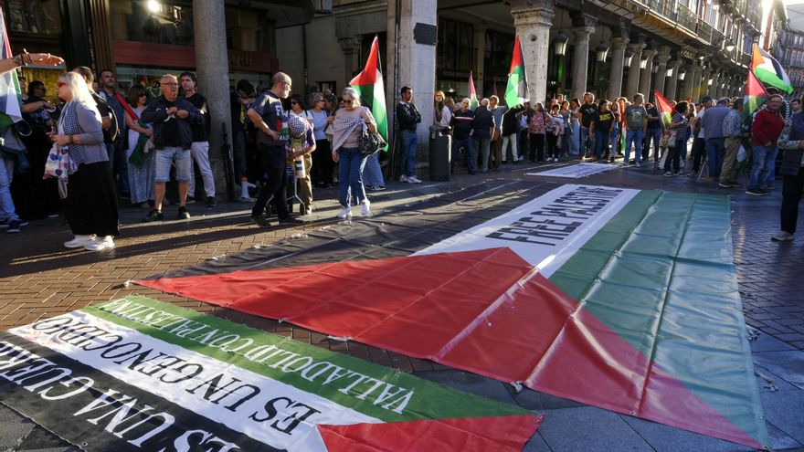 Miles de personas participan en la manifestación en Valladolid para reclamar al Gobierno de España la ruptura de relaciones y embargo total de armas a Israel, así como exigir el fin del genocidio que perpetra en Gaza. EFE/Fernando Sanz