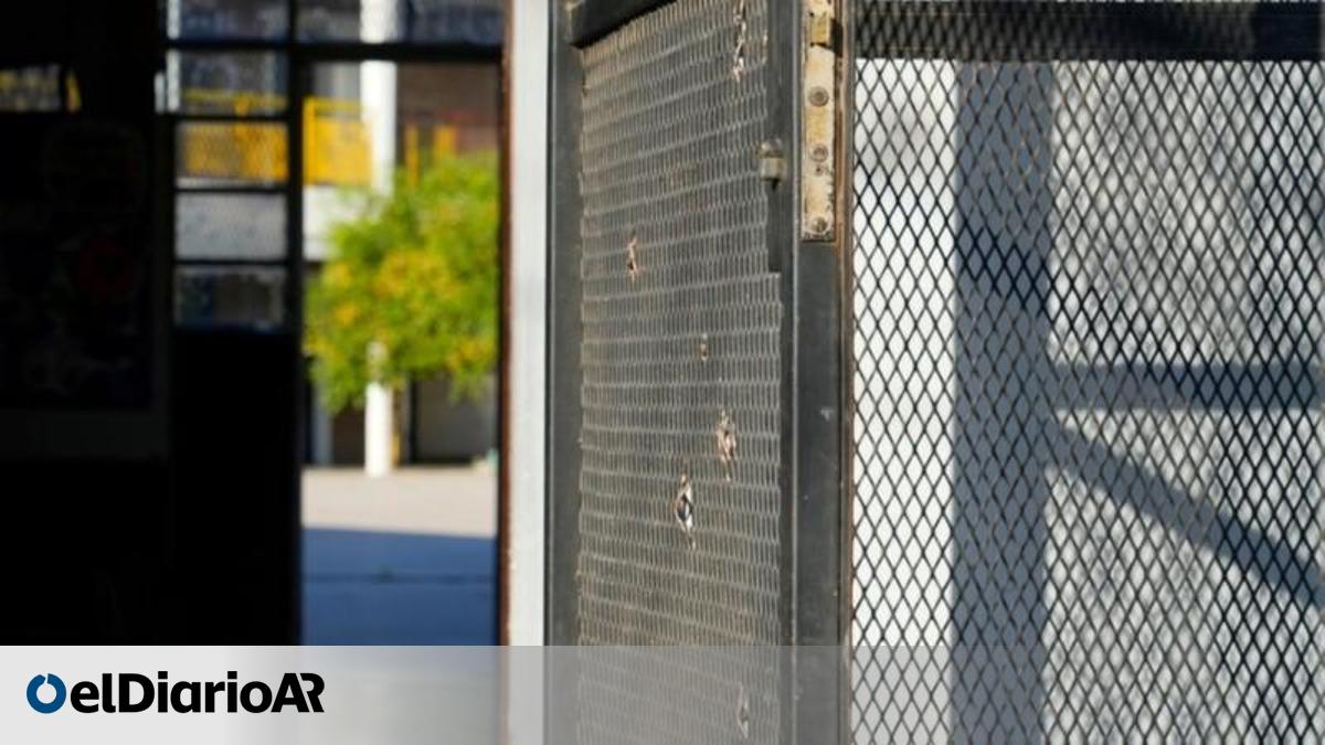 Balearon el frente de una escuela en Rosario donde habían detenido a ...