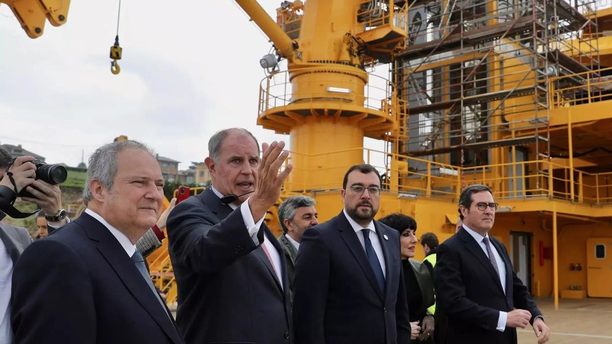 Visita guiada de las autoridades a Astilleros Gondán, el pasado mes de abril.