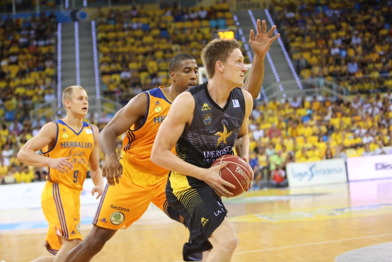 Imágenes del encuentro entre Herbalife Gran Canaria - Iberostar Tenerife. Alejandro Ramos.