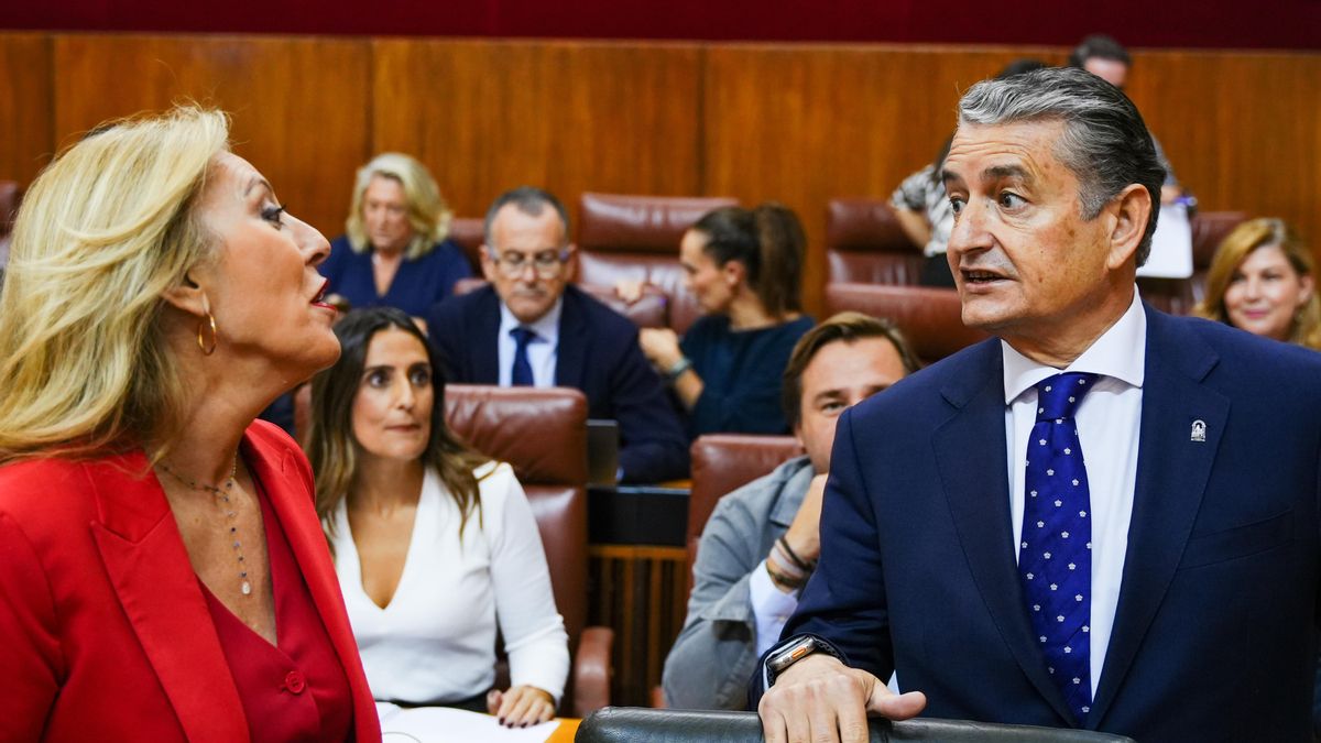 El consejero de Salud, Antonio Sanz, charla con la portavoz de la Junta, Carolina España, antes del debate monográfico sobre sanidad.