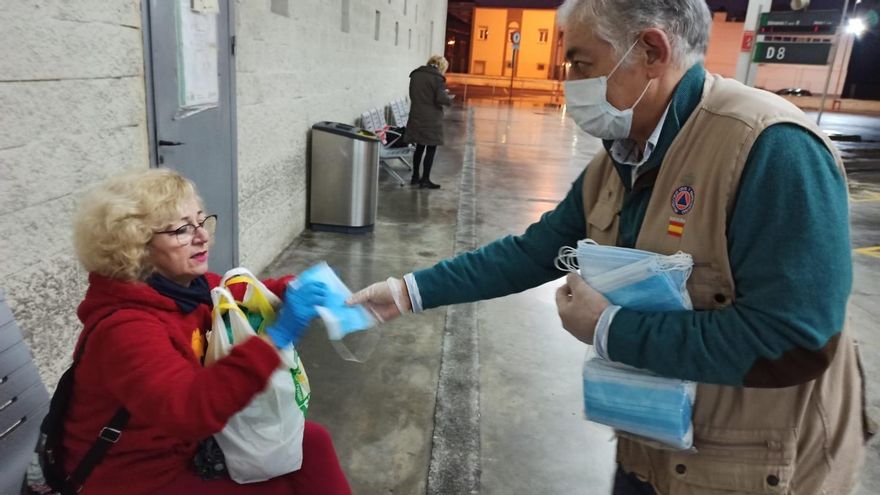 Reparto de mascarillas en una estación de transporte este lunes 13 | GOBIERNO DE ESPAÑA