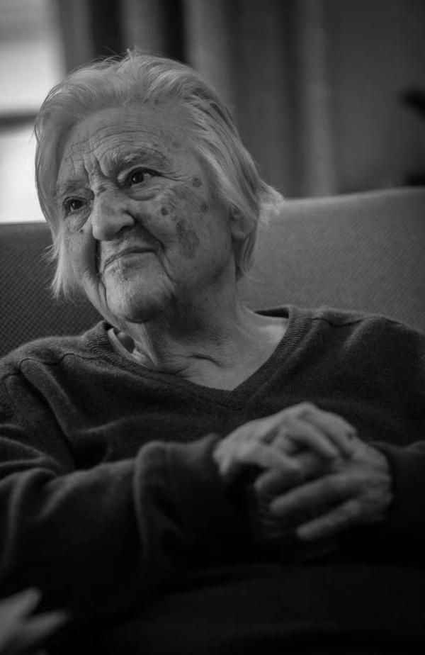 La artista Etel Adan