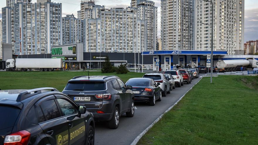 Conductores hacen cola en gasolineras por falta de combustible en Kiev. Foto del 28 de abril