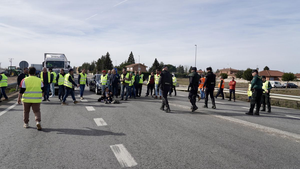 Los agricultores leoneses cortan la N-120 a la altura de Villadangos del Páramo