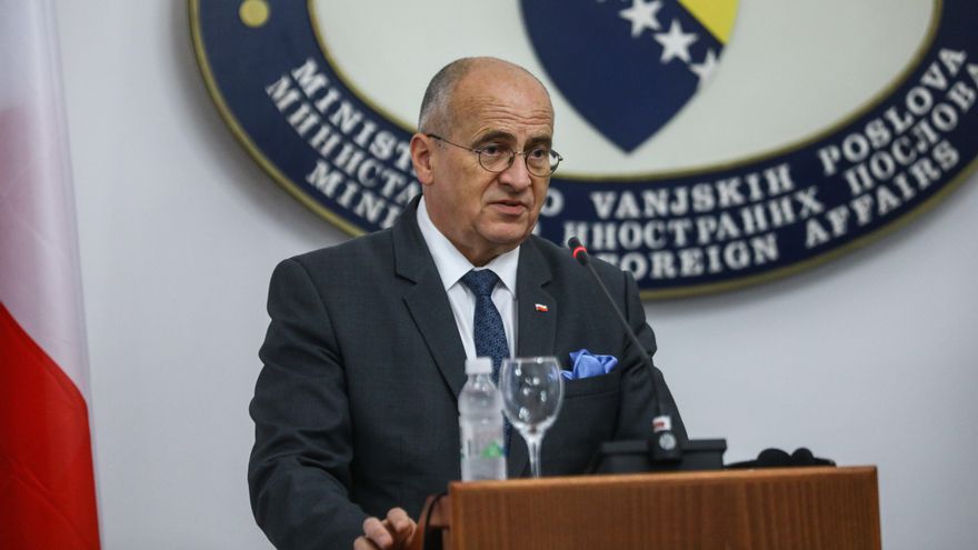 El ministro de Relaciones Exteriores de Polonia y presidente de turno de la OSCE, Zbigniew Rau, habla en la reunión con el Viceministro de Relaciones Exteriores de Bosnia y Herzegovina, Josip Brkic, en Sarajevo, el pasado 13 de julio. EFE/EPA/Rafal Guz