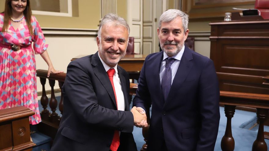 Torres estrecha la mano de Clavijo en el Parlamento de Canarias el día de la investidura de este como presidente del Gobierno regional el pasado 12 de julio