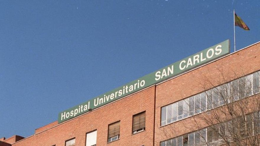 Fachada del hospital universitario "San Carlos" ubicado en la plaza de Cristo Rey, en la ciudad de Madrid.