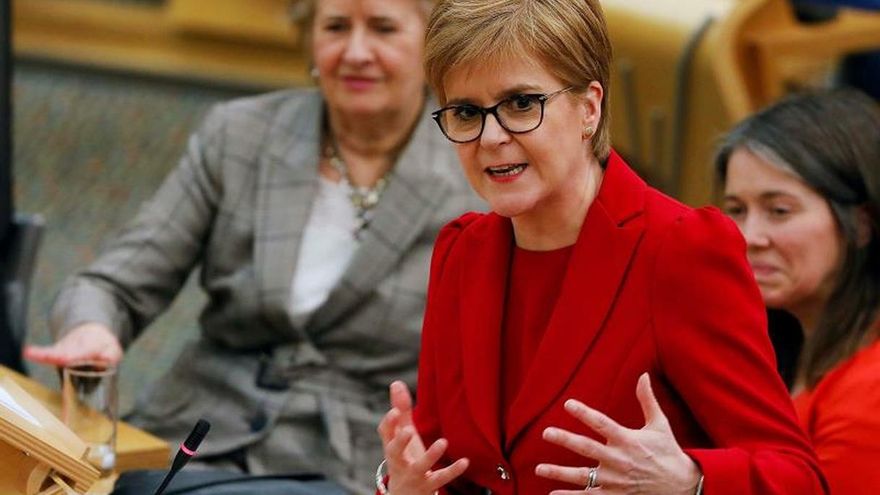 Imagen facilitada por el Parlamento de Escocia de la ministra principal de Escocia, la nacionalista Nicola Sturgeon, en una intervención el martes.