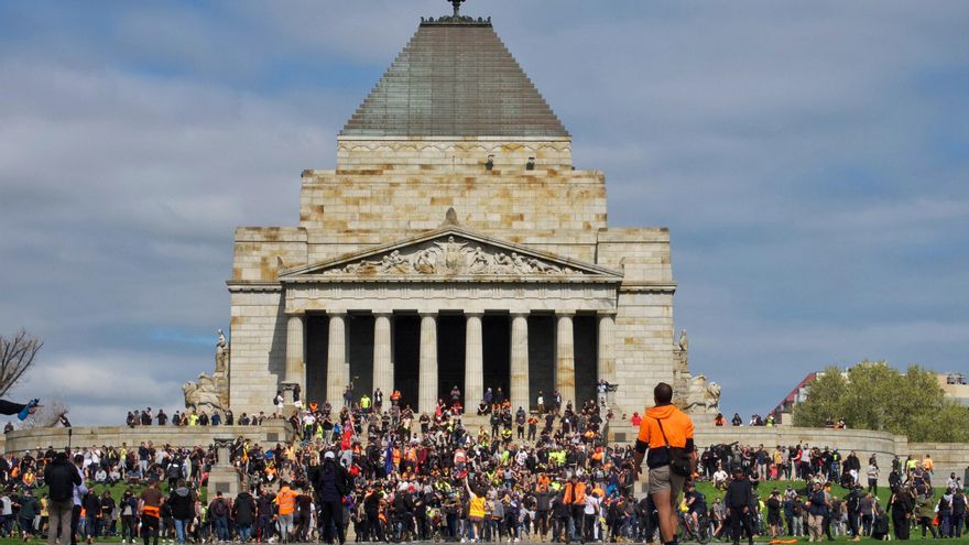Unas 300 personas se congregaron este miércoles alrededor del Santuario de la Memoria, en el centro de Melbourne, según las primeras estimaciones de las autoridades, frente a los miles que tomaron las calles a principios de semana. EFE/EPA/LUIS ASCUI