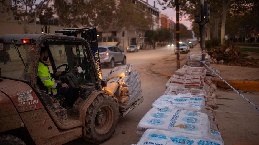 EuropaPress 6336782 varios operarios ponen sacos arena contener nueva riada 12 noviembre 2024