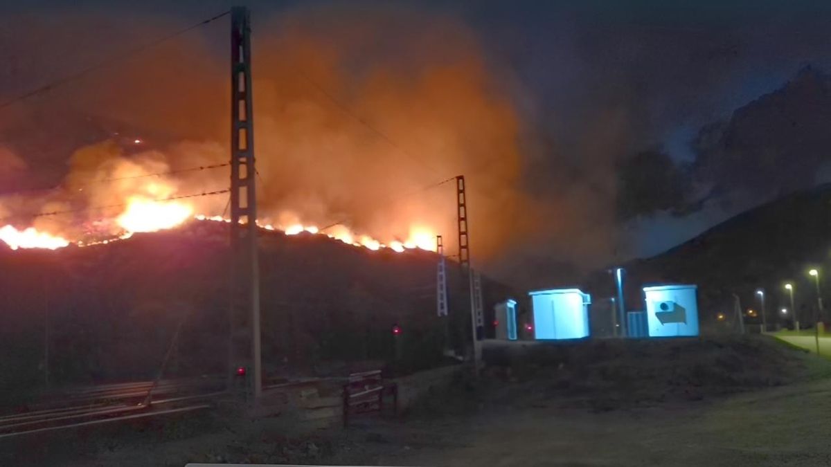 Se reactiva al tercer día el incendio forestal próximo a la localidad de Busdongo