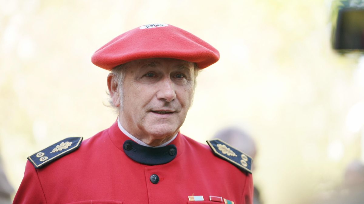 El jefe de la Ertzaintza, Josu Bujanda, con el uniforme de gala y 'txapela'