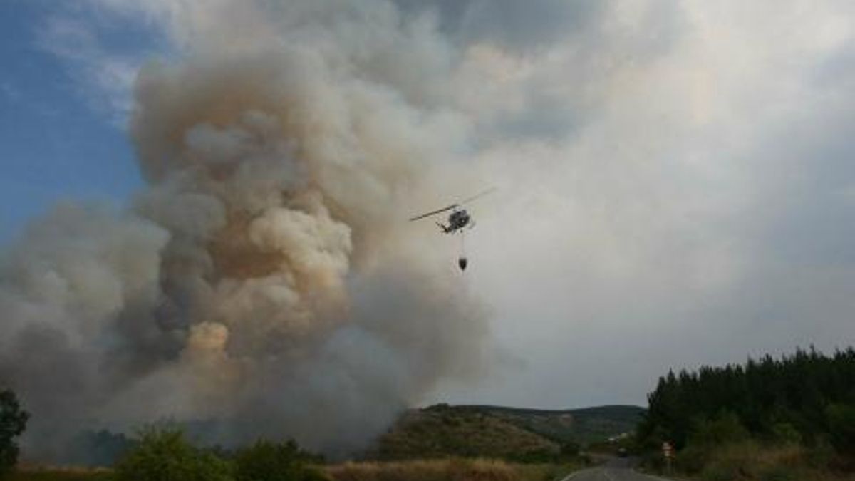 Seis medios aéreos en un preocupante incendio forestal entre Vega de Espinareda y Berlanga del Bierzo