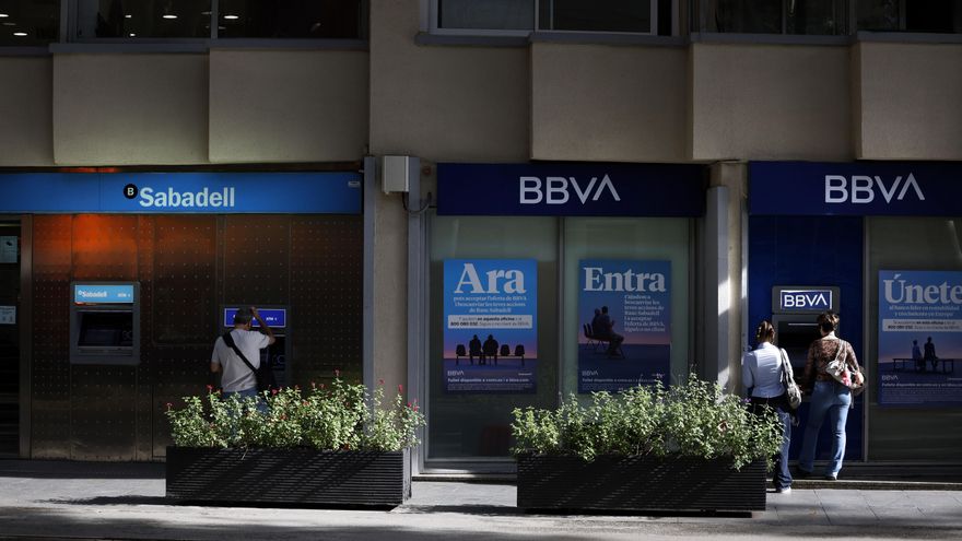 Vista de una oficina del Banco Sabadell junto a otra del BBVA en una calle de Barcelona.