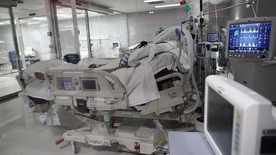 Archivo - Un enfermo en una cama de la UCI