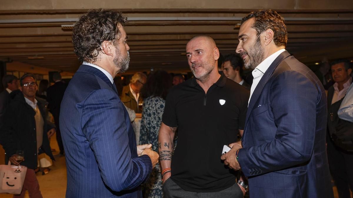 El exdiputado de Vox Iván Espinosa de los Monteros, con el empresario imputado Víctor de Aldama y con el dueño de Desokupa, Daniel Esteve, durante el acto de presentación de Atenea, este jueves en Madrid.