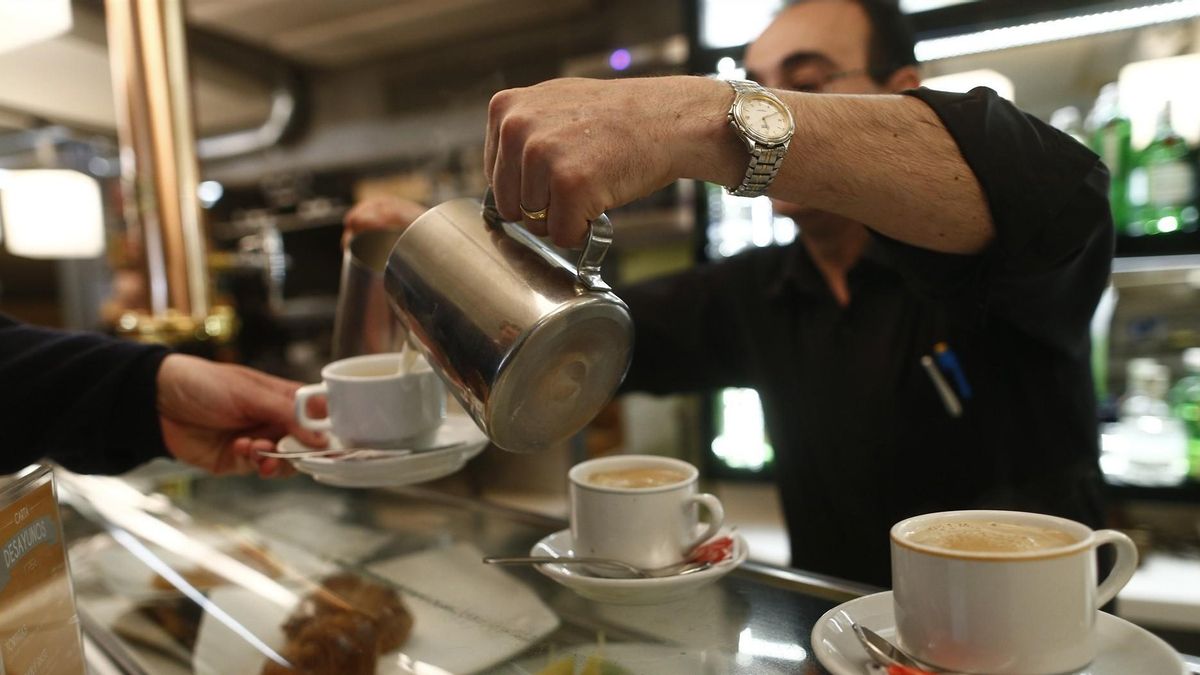 El sector servicios fue en el que más se redujo el paro en 2025.