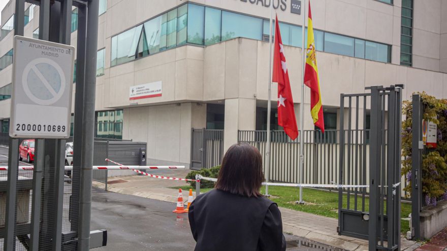 Una abogada vestida con toga y mascarilla entra a los Juzgados de lo Penal, Juzgados de Violencia sobre la mujer.