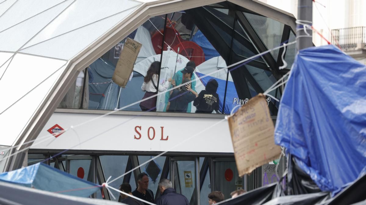 Vista de la Puerta del Sol donde se mantiene la acampada en protesta por la crisis de la vivienda. EFE/Víctor Lerena