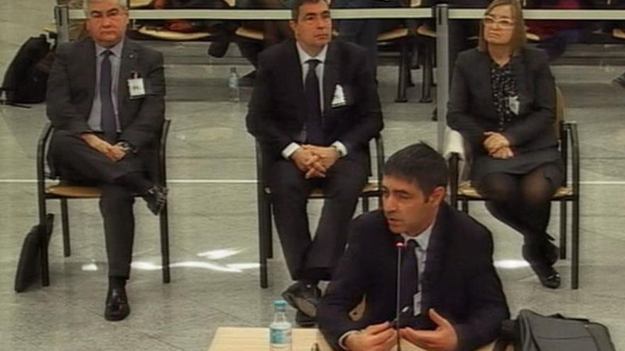 Imagen captada de la señal institucional de TV de la Audiencia Nacional.- El mayor de los Mossos d'Esquadra Josep Lluís Trapero, durante su declaración en la segunda jornada del juicio a la cúpula de los Mossos por su papel en el proceso soberanista catalán, este martes, en la Audiencia Nacional en Madrid.