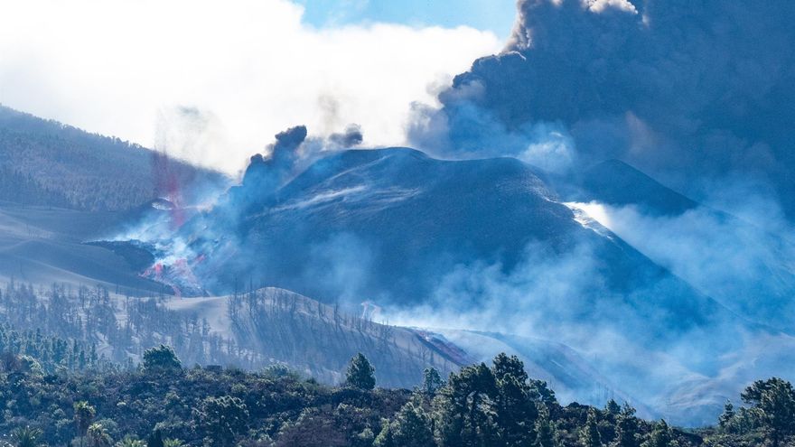 El volcán de Cumbre Vieja ha abierto este domingo nuevos focos de emisión de lava por la zona norte del cono volcánico. EFE/MIGUEL CALERO