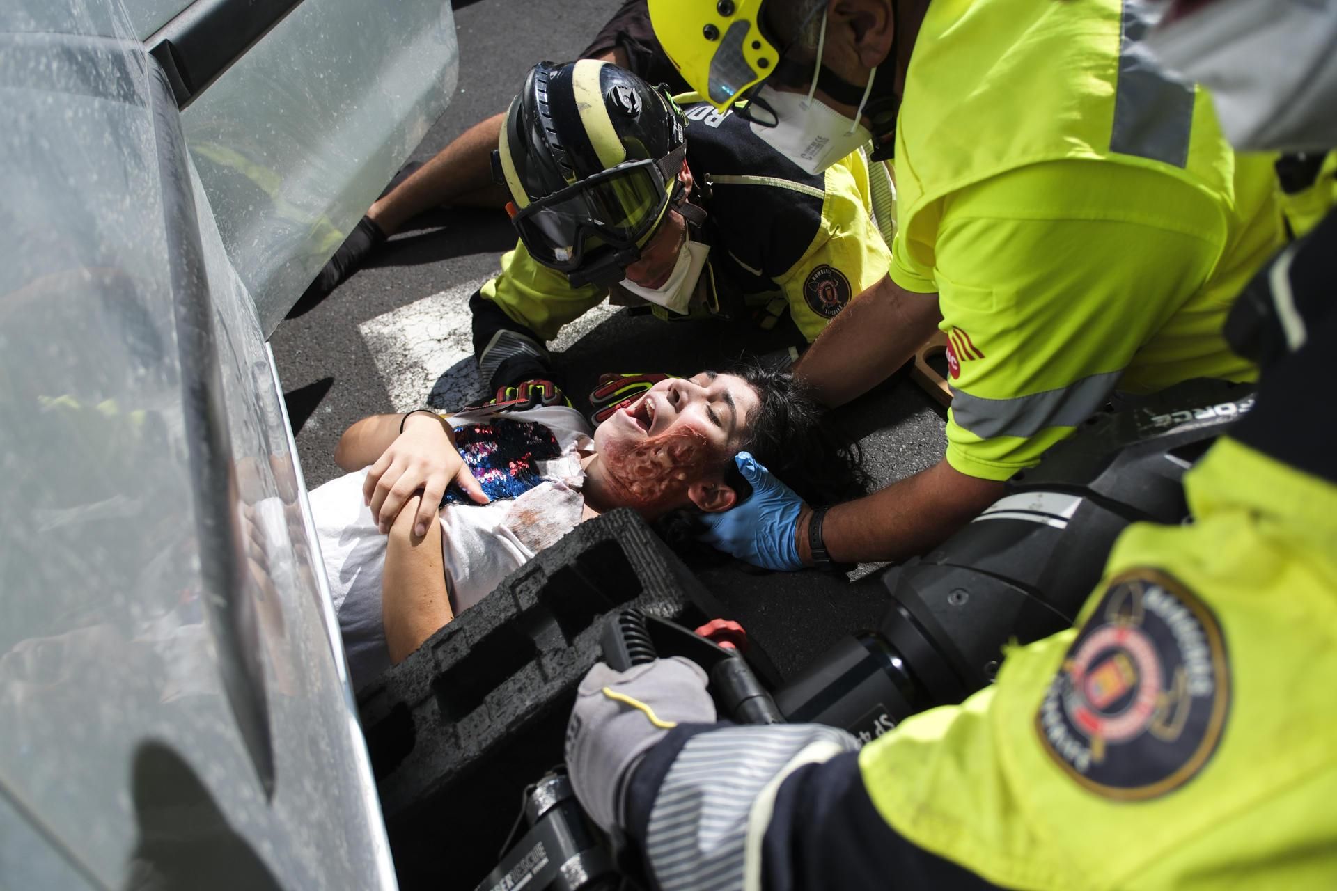 Los servicios de emergencia atienden a una persona accidentada, como parte del simulacro de erupción en Tenerife.