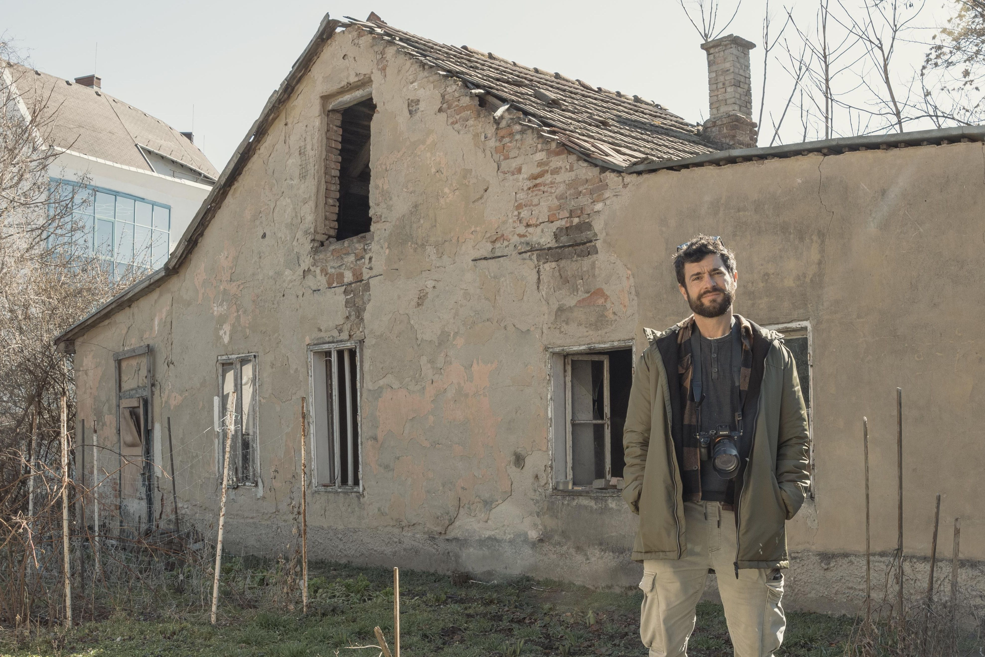 Antonio Grunfeld ante una de las casas en las que vivió su abuelo en Niyregihaza (Hungría)