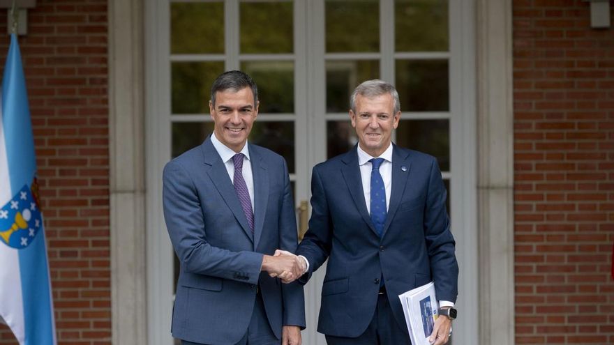 El presidente del Gobierno, Pedro Sánchez, recibe al presidente de la Xunta de Galicia, Alfonso Rueda.