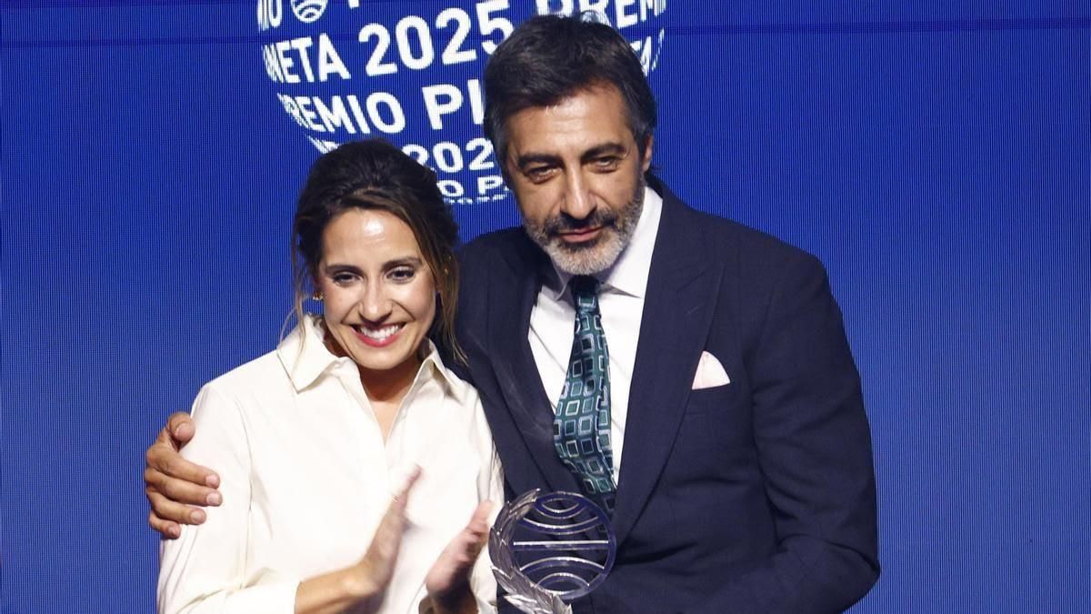 Juan del Val y Ángela Banzas, ganador y finalista posan con el premio Planeta