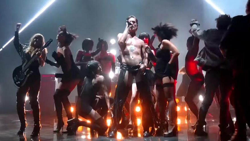 Censuran parte de la actuación de Maneskin en los MTV VMA por el destape involuntario de su bajista Victoria