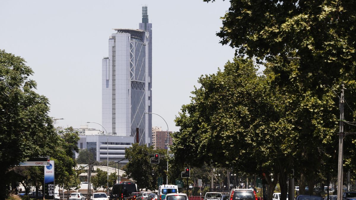 Telefónica vende su filial en Chile por 1.030 millones de euros fijos y 126 en variables
