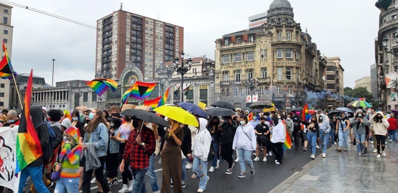 Las calles vascas se tiñen de arcoíris en el Día del Orgullo