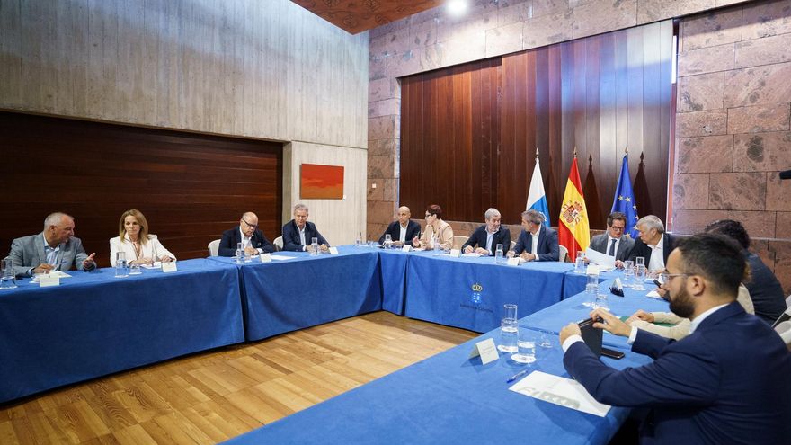 El Parlamento canario, menos Vox, coincide con el Gobierno en reformar la Ley de Extranjería para el reparto de los menores migrantes