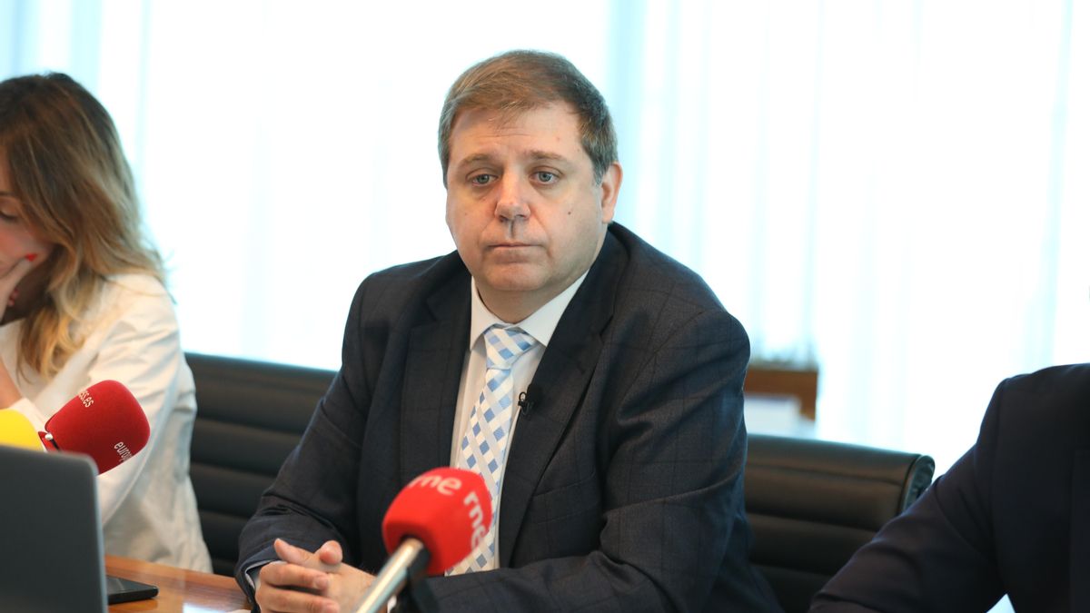 Archivo - El presidente de Correos, Juan Manuel Serrano, en una rueda de prensa en 2019