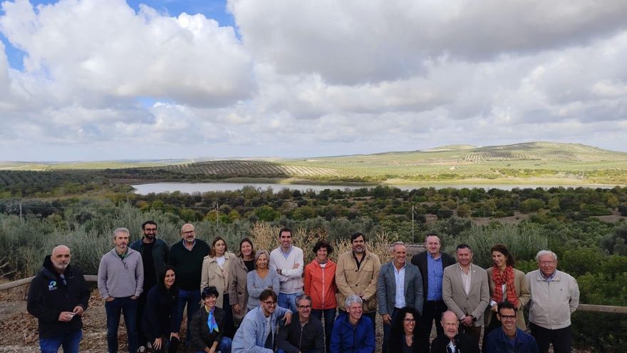 Archivo - Imagen de archivo de foto de familia de los integrantes del Comité Andaluz de Humedales, que se han reunido en el Centro de Visitantes Laguna de Zóñar, en Aguilar de la Frontera (Córdoba).