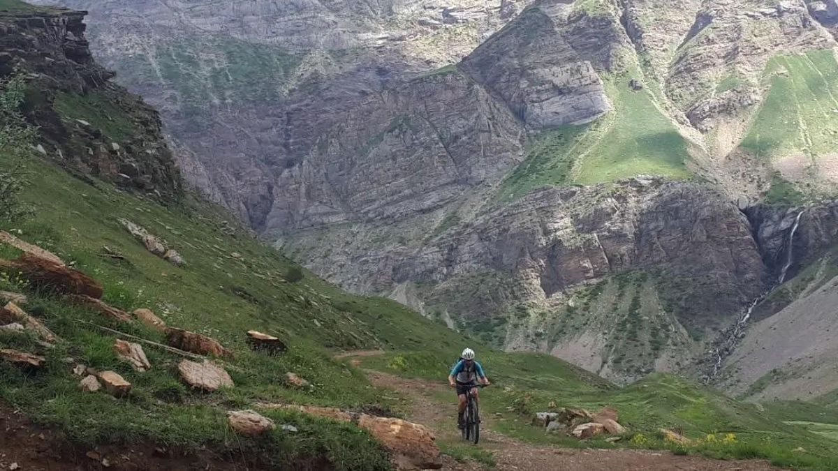 Ruta de alta montaña por los quiñones del Valle de Tena, en el pirineo aragonés
