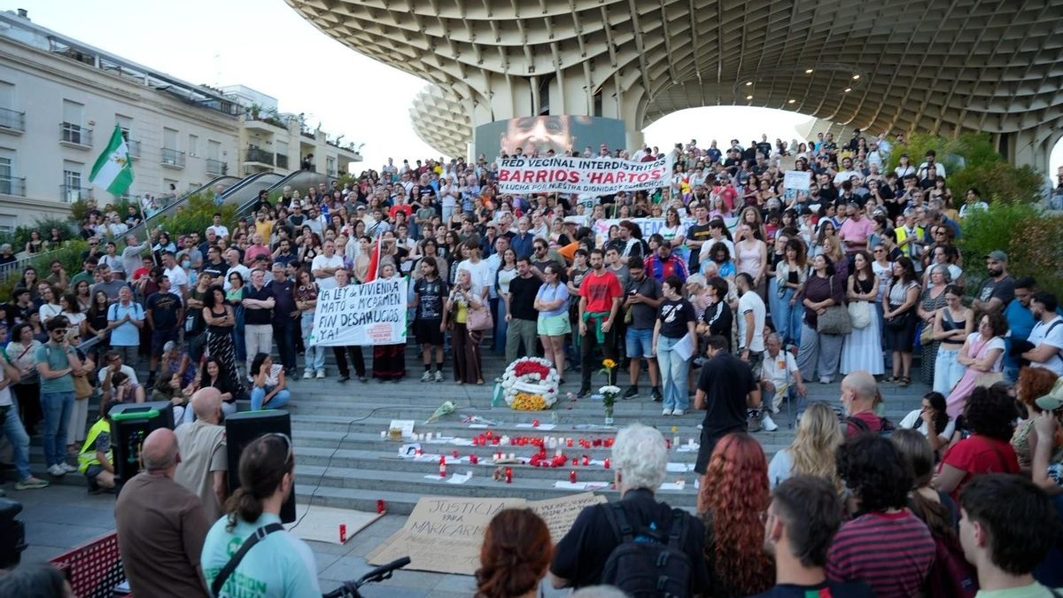 Concentración en Sevilla en memoria de Maricarmen, la vecina madrileña de 87 años que fue desahuciada por un fondo buitre, el pasado día 8 de octubre.