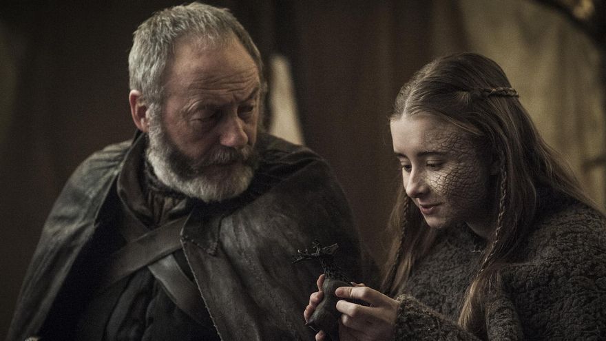 Davos Seaworth junto a Shireen Baratheon en una imagen de 'Juego de tronos'