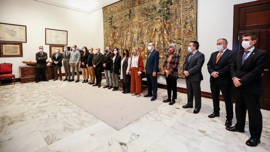 Toman posesión los siete nuevos vocales del Tribunal de Cuentas en el Parlamento Vasco