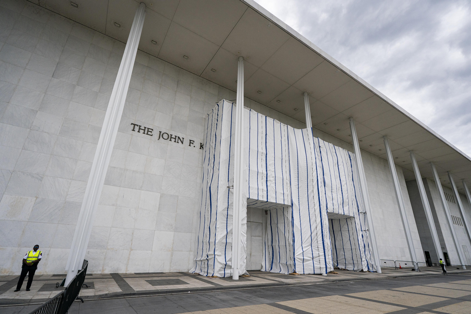 Un andamio y una lona cubren el nombre del edificio del Centro John F. Kennedy para las Artes Escénicas, el lunes 15 de junio de 2026 en Washington, DC.