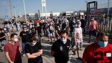 Trabajadores de Nissan se han concentrado ante el centro de producción de la Zona Franca, este jueves en que la empresa ha comunicado al Gobierno oficialmente a primera hora de esta mañana el cierre de su planta de Barcelona.